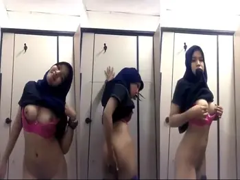 Bokep Indo ABG Hijab Sange Toilet Mall