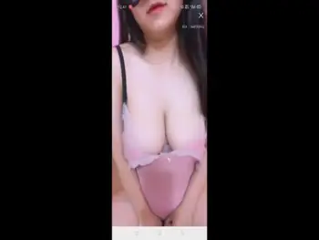 Live Show 220 Cewek Seksi Digempur Kontol Gede Bergetar